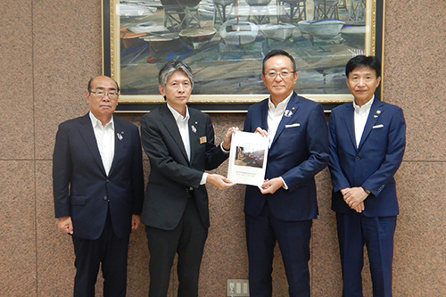 市長が萩原多気線について要望活動している写真