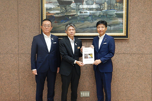 市長が名古屋江南線について要望活動している写真
