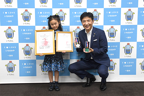 市長が記念撮影している写真