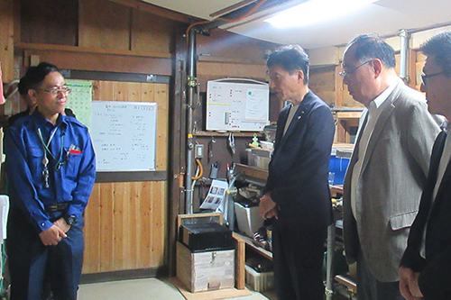 市長が説明を受けている写真