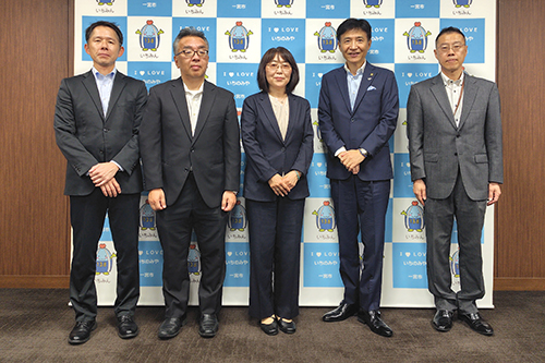 市長が記念撮影している写真