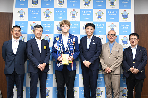 市長が記念撮影している写真