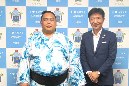 市長が記念撮影している写真