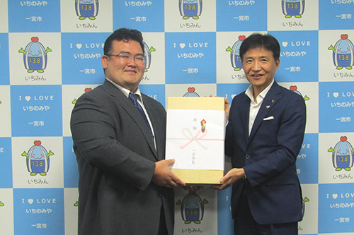 市長が記念撮影している写真