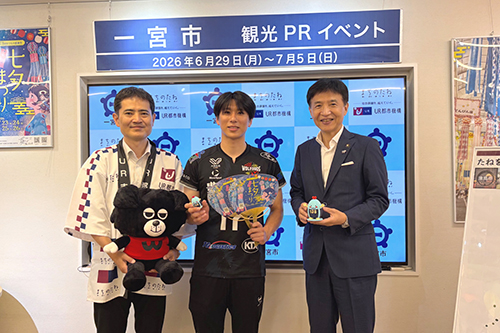 市長が記念撮影している写真