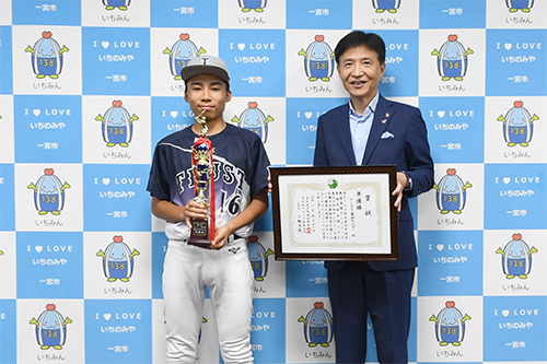 市長が記念撮影している写真