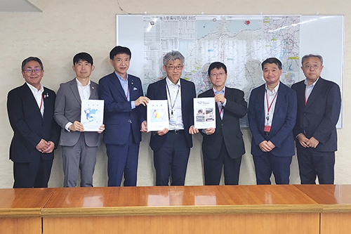 市長が記念撮影している写真
