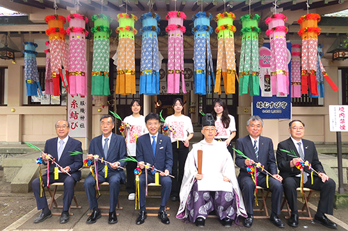 市長が記念撮影している写真