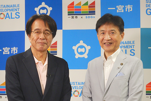 市長が記念撮影している写真