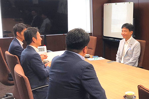 市長が意見交換している写真