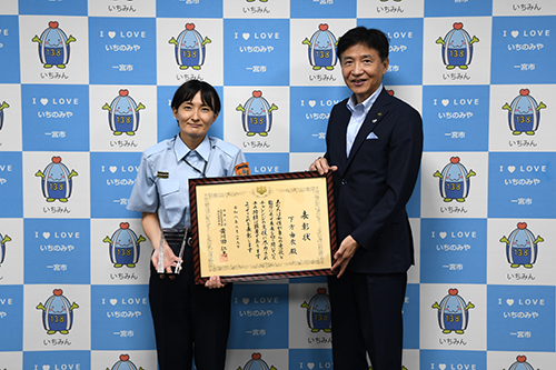 市長が記念撮影している写真