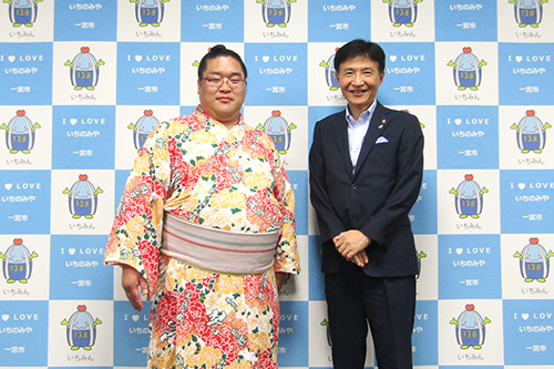 市長が記念撮影している写真