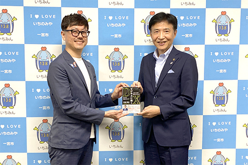 市長が記念撮影している写真