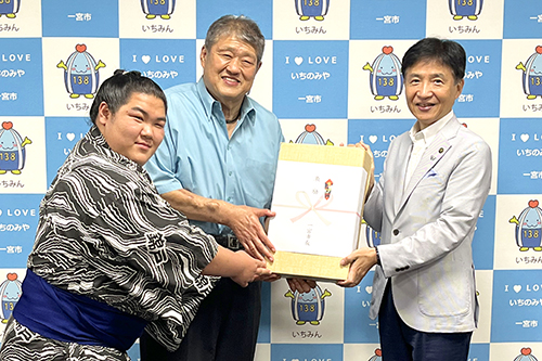 市長が記念撮影している写真