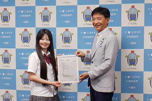市長が記念撮影している写真