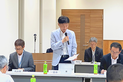 市長が監査報告をしている写真