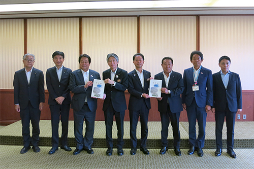 市長が記念撮影をしている写真