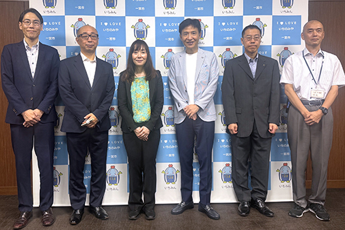 市長が記念撮影をしている写真