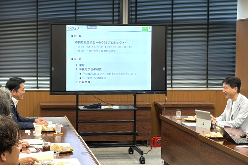 市長が意見交換している写真