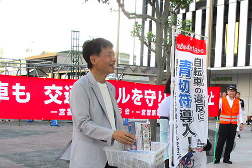 市長が街頭キャンペーンをしている写真