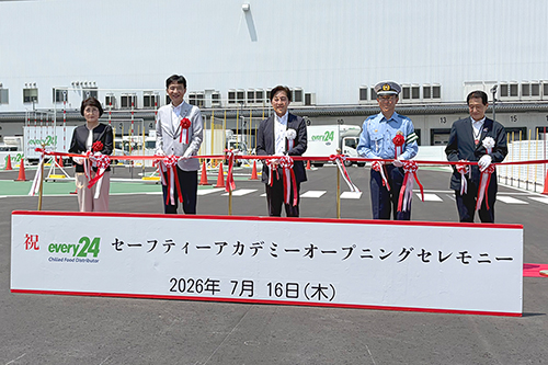 市長がテープカットしている写真