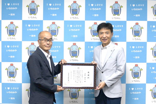市長が記念撮影をしている写真
