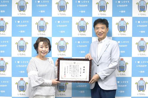 市長が記念撮影している写真