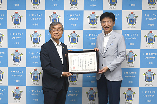 市長が記念撮影をしている写真