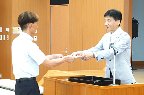 市長が辞令交付をしている写真
