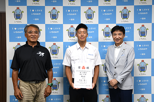 市長が記念撮影している写真