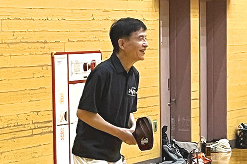 市長がピックルボールをしている写真