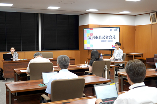 定例記者会見の様子の写真