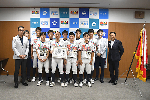 市長が記念撮影をしている写真