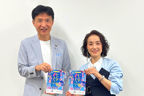 市長が記念撮影をしている写真