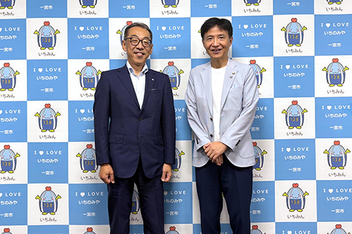 市長が記念撮影をしている写真