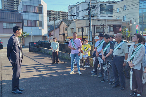 市長が激励をしている写真