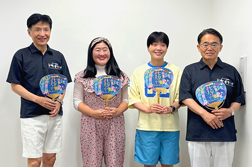 市長が記念撮影をしている写真