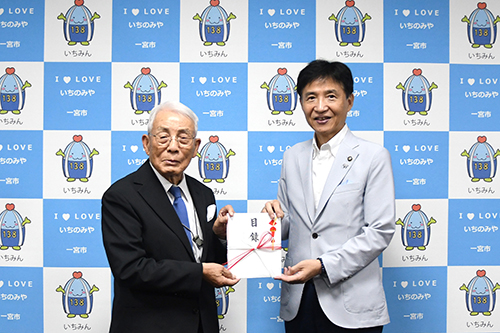 市長が目録を受け取っている写真