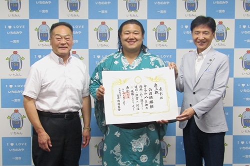 市長が記念撮影している写真