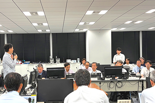 議論している様子の写真