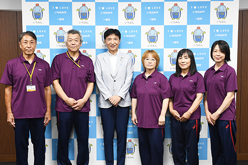 市長が記念撮影している写真