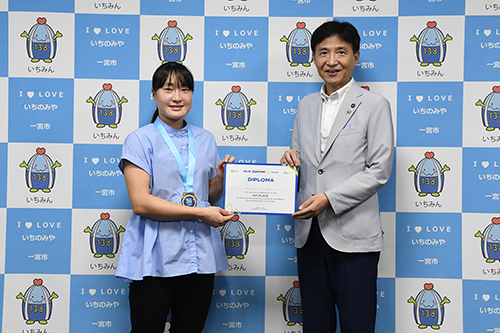 市長が記念撮影している写真