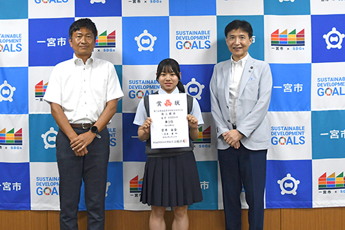 市長が記念撮影している写真