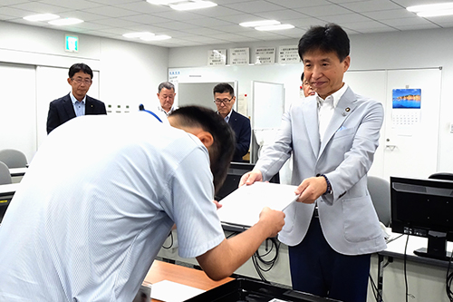 市長が表彰状を渡している写真