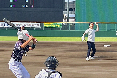 始球式でボールを投げている写真