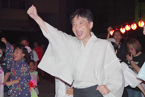 市長が盆踊りしている写真