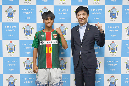 市長が記念撮影している写真