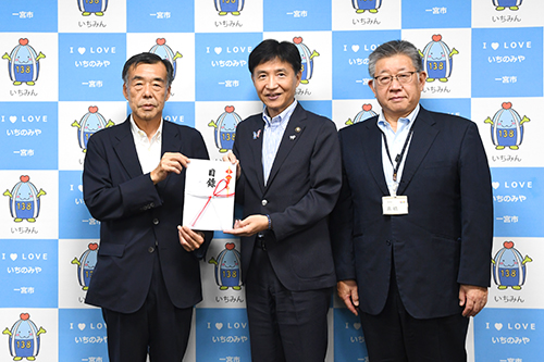 市長が記念撮影している写真