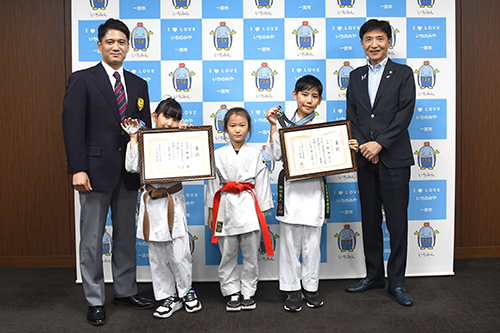 市長が記念撮影している写真