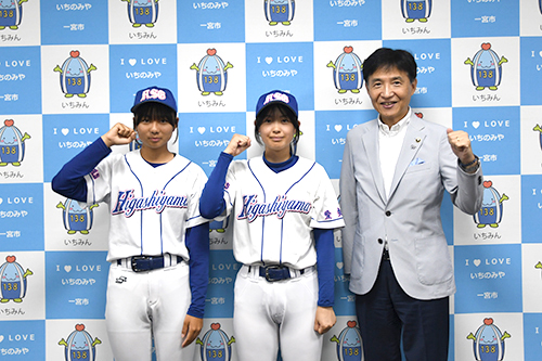 市長が記念撮影している写真